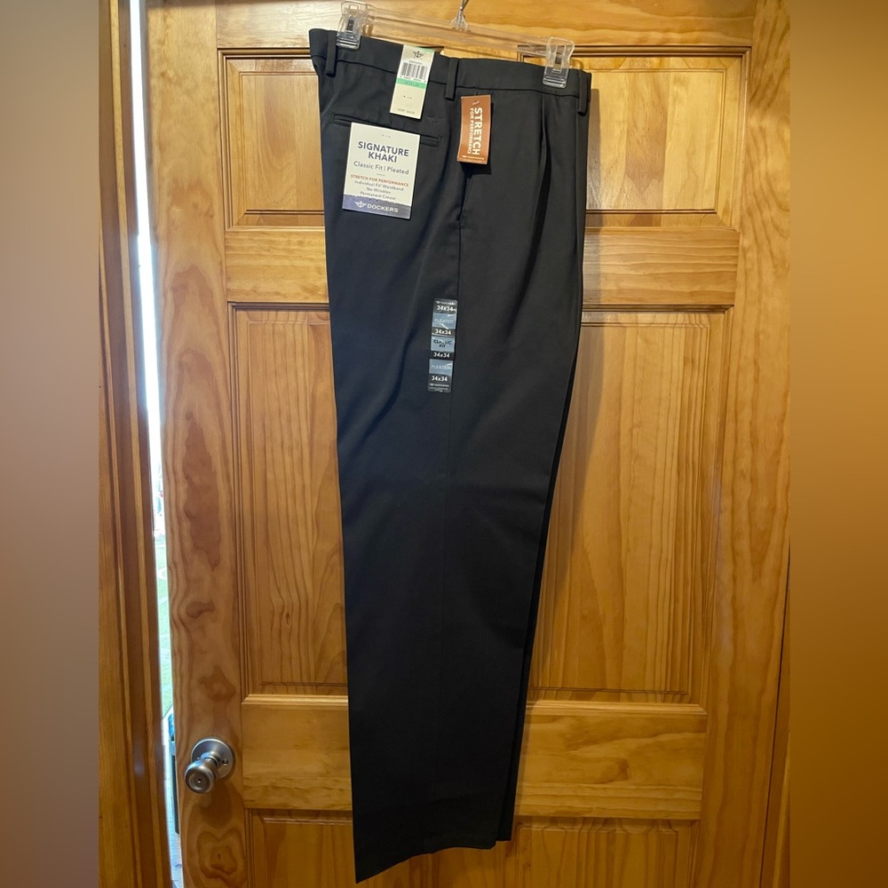 Men’s Dockers Signature Khaki Pants NWT